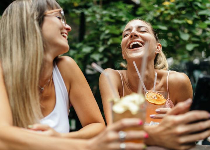 Zwei Freundinnen mit Getränken