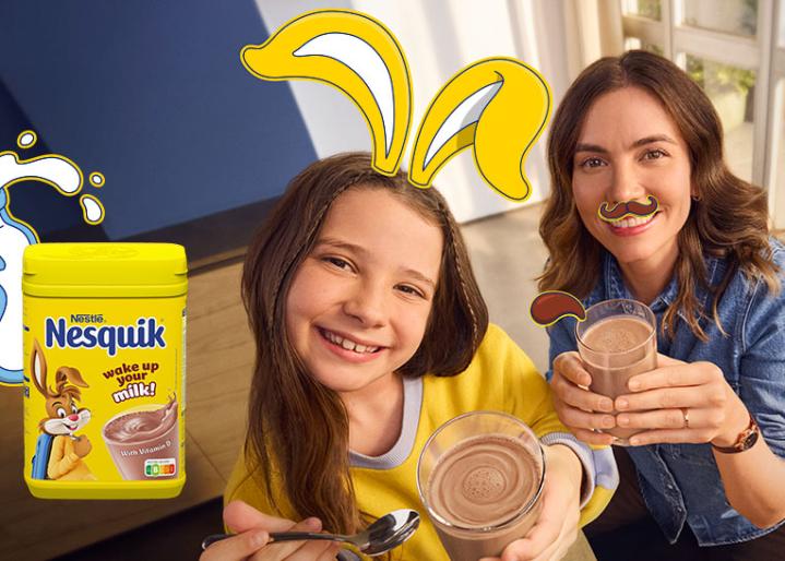 Maman et son enfant buvant un délicieux lait chocolaté Nesquik