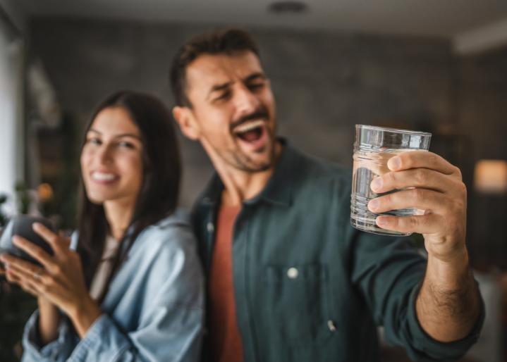 Paar mit Kaffee und Wasser