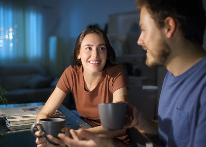 Paar trinkt Abends Kaffee