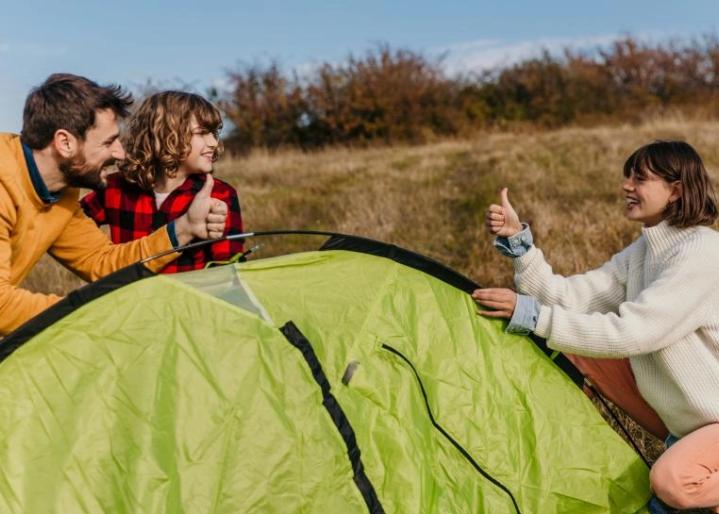 des amis font du camping ensemble