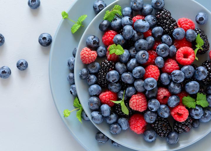Un bol rempli de différents types de baies.