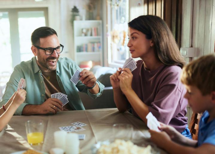 Famille_jouant_aux_cartes