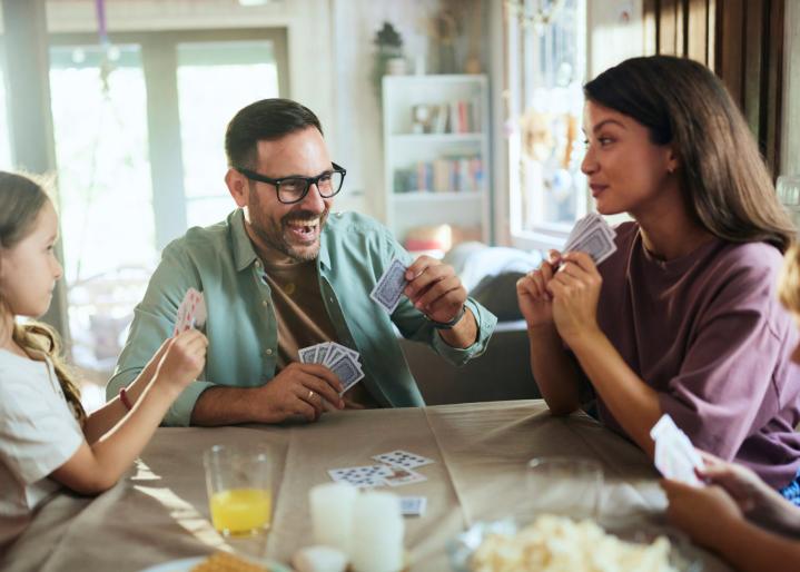 famille joue aux cartes