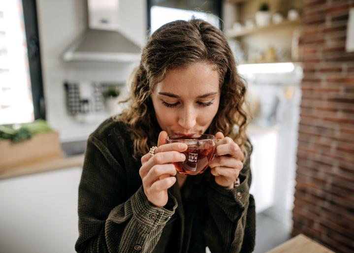 Jeune femme buvant une tasse de thé
