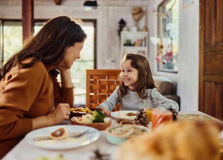 Mère et fille à table