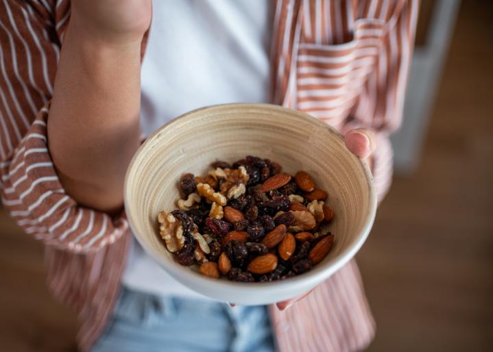 bol-avec-des-noix-et-des-raisins-secs