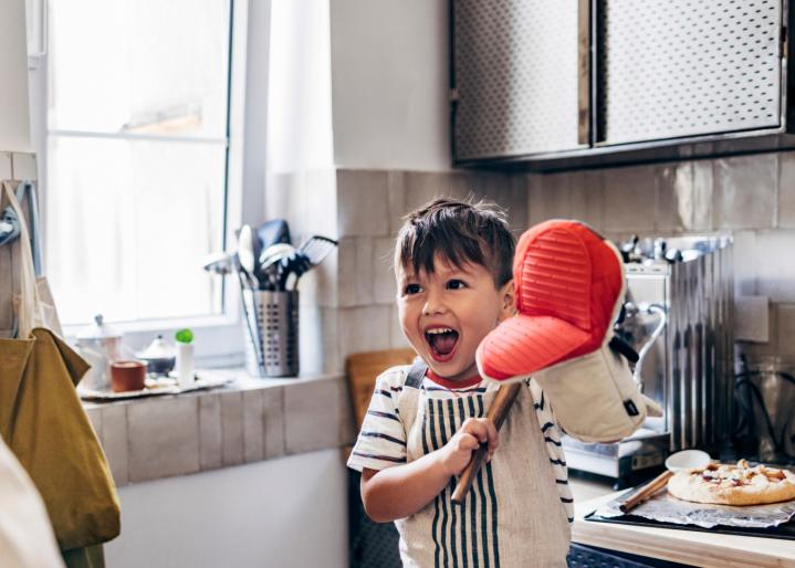 Mutter und Kind kochen zusammen