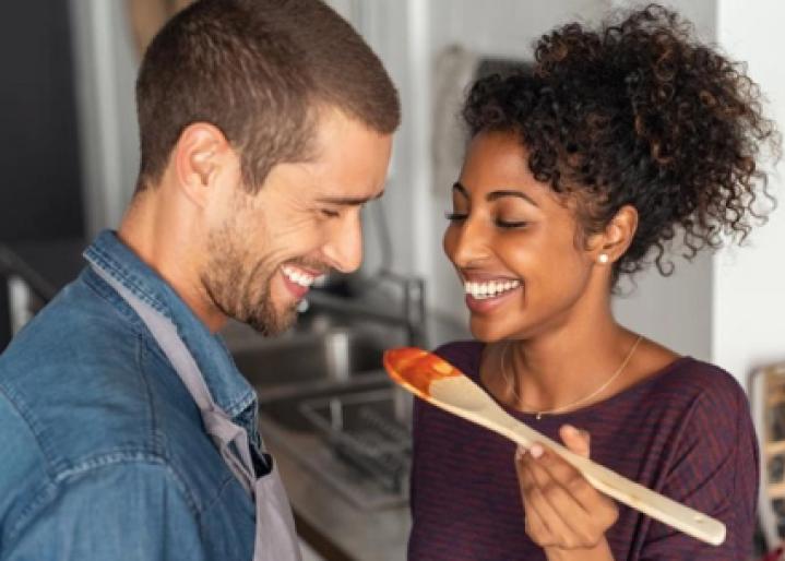 Le couple se nourrit mutuellement de nourriture