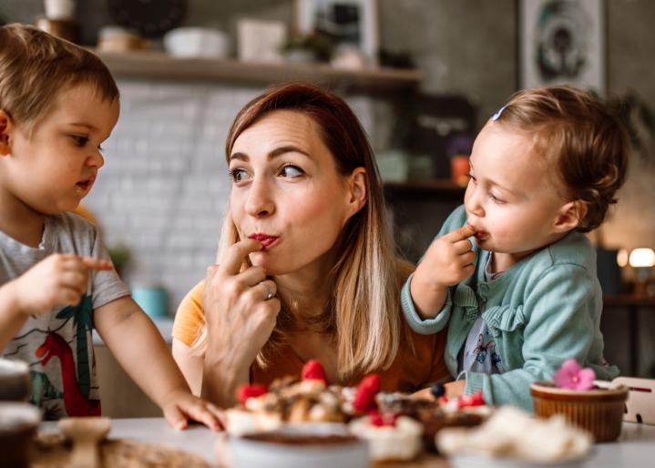Mutter und Kinder essen Dessert