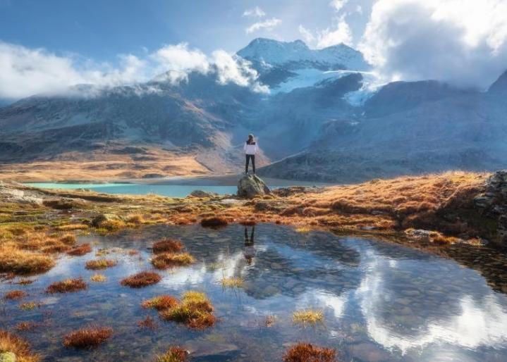 Frau steht in der Natur