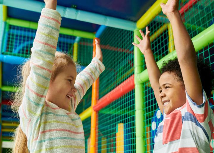 Kinder spielen zusammen