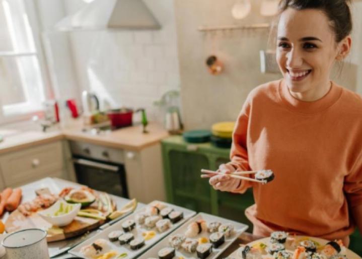 femme-cuisinant-dans-la-cuisine