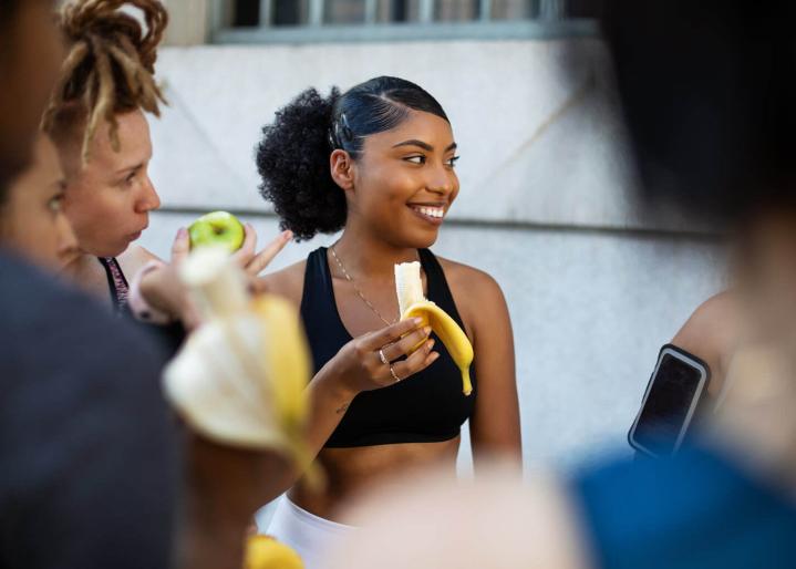 Groupe de femmes mangeant une banane après une séance d'entraînement