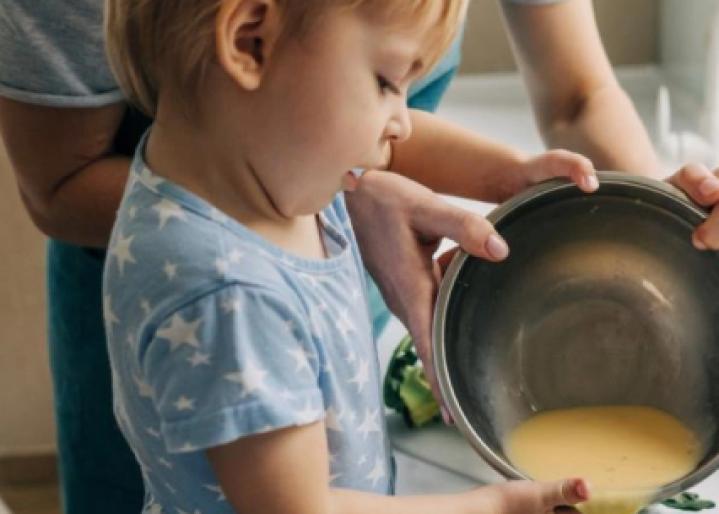 Kind hilft in der Küche
