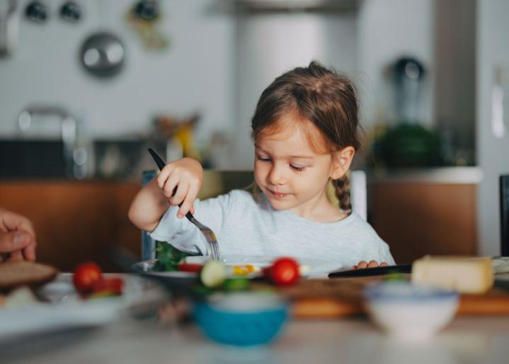 Mädchen, das am Tisch
