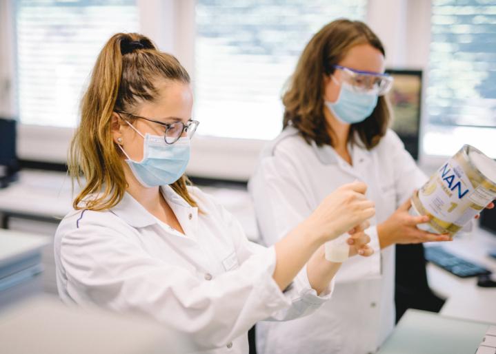 Collaboratrices du laboratoire lors du contrôle qualité