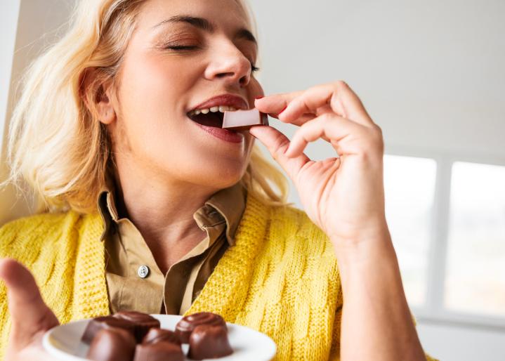 Frau isst Schokolade