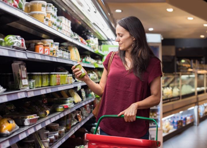 Frau beim Einkaufen, Marken