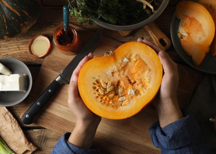 Person bereitet Kürbisgericht vor
