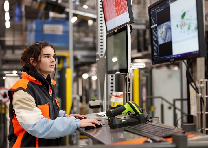 Ein Mädchen entdeckt die Arbeit als Logistikerin