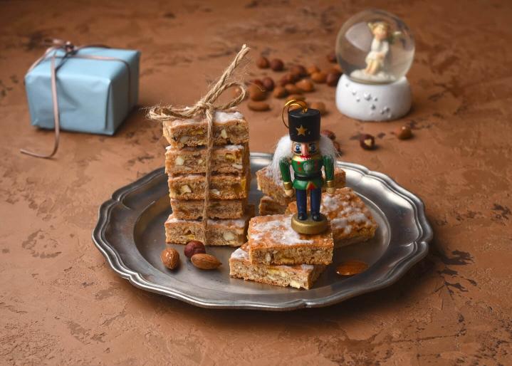 Traditionelle Basler Läckerli auf Holztisch