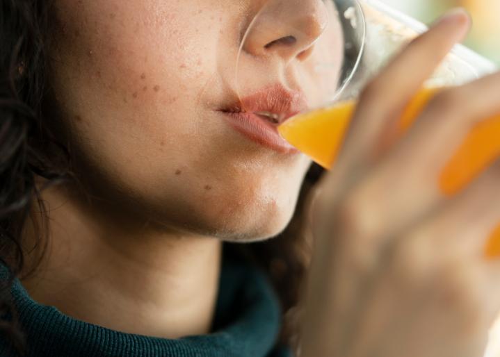 Femme qui boit un jus d’orange