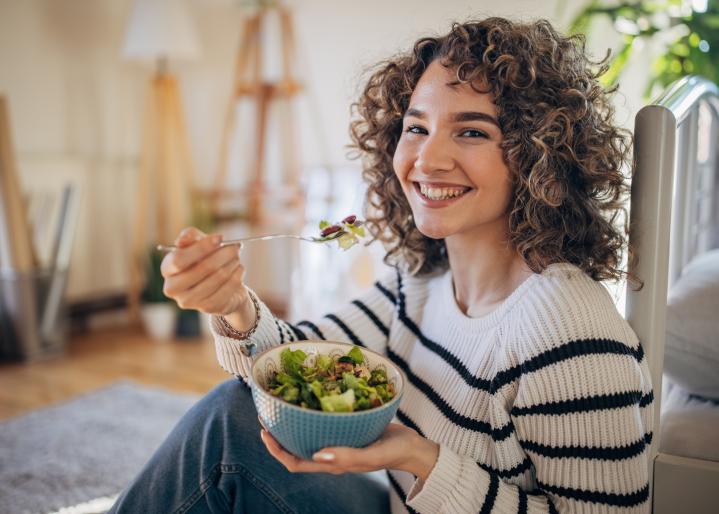 Frau-isst-auf-dem-Sofa