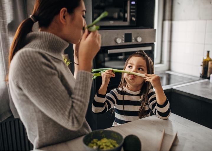 Maman et fille jouant dans la cuisine
