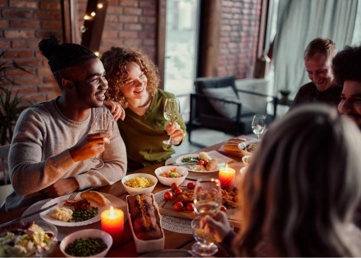  Freunde essen gemeinsam und haben Spass