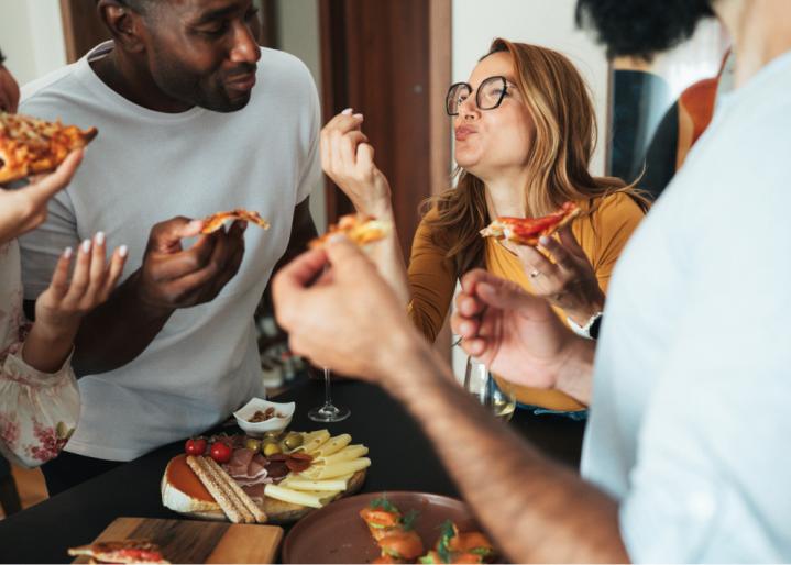 Freunde essen zusammen