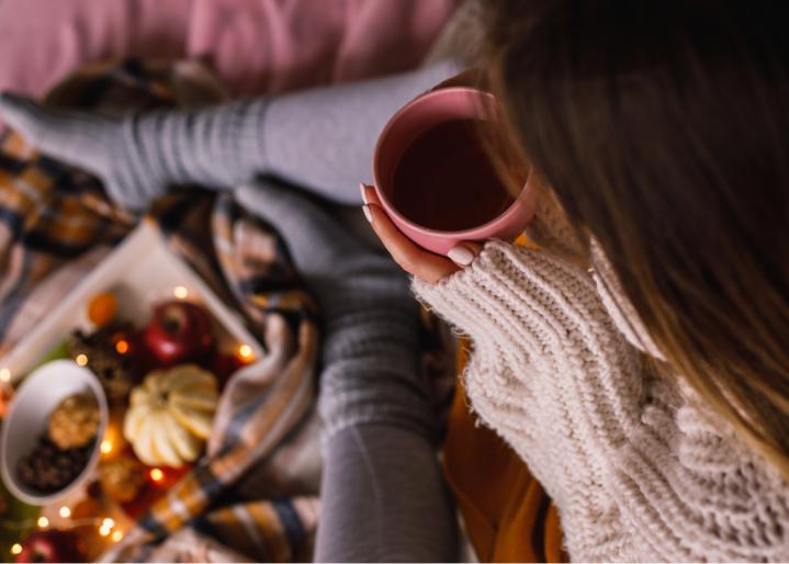 Frau mit einer Tasse Tee und Gewürzen