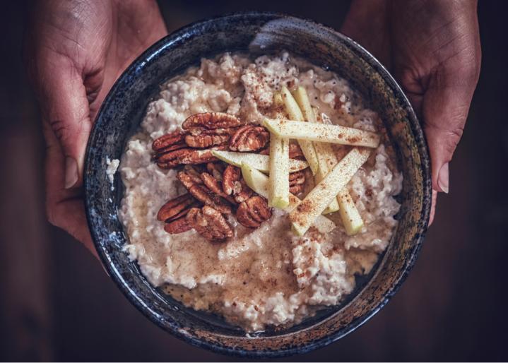 Mann mit einer Schale Müsli mit Zimt