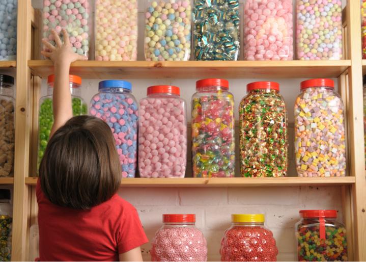 Enfant-essaie-d-attraper-des-bonbons