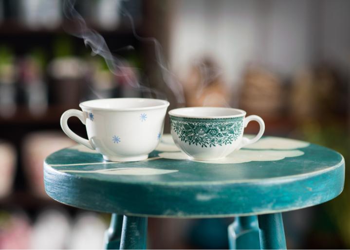 Zwei-dampfende-tassen-kaffee