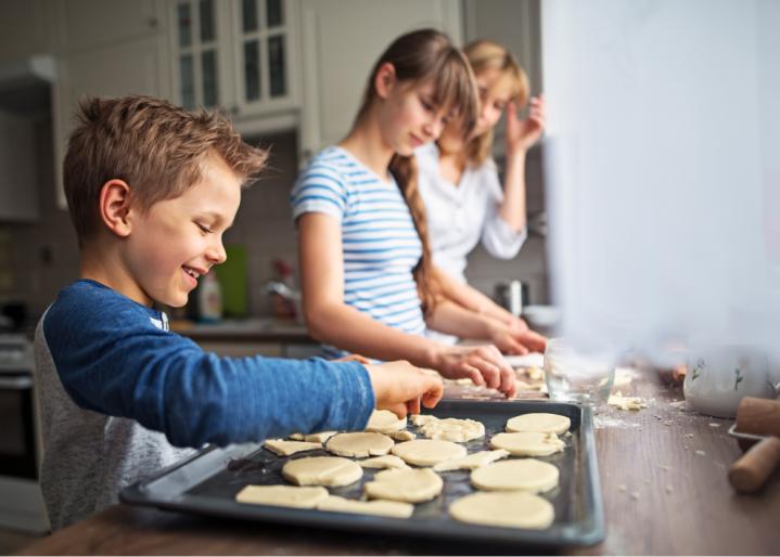 Famille-prepare-des-biscuits