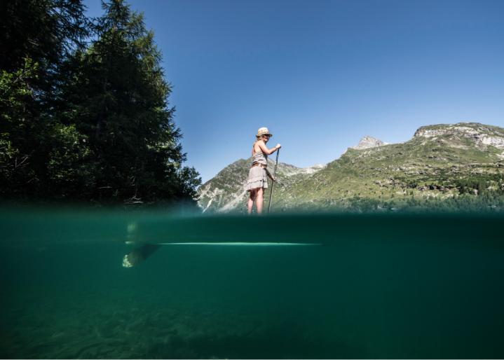 Frau-die-auf-einem-paddelboard-steht