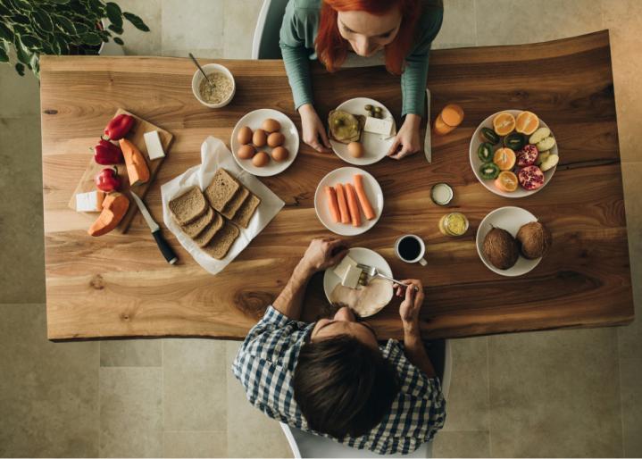 unges-paar-am-fruehstueckstisch