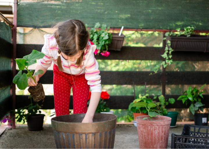 Petite-fille-plantant-des-semis-sur-un-balcon