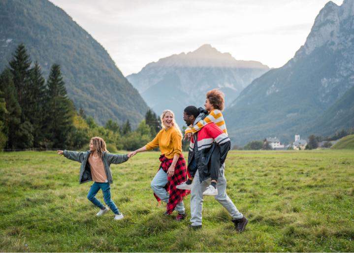 familie-spaziert-in-einer-berglandschaft