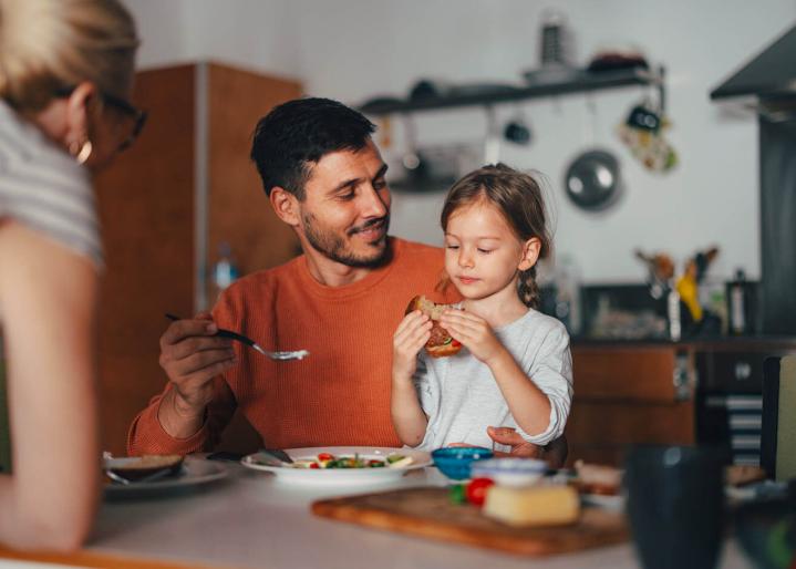Familienfrühstück zu Hause