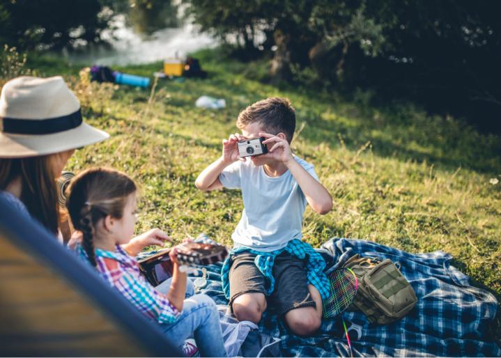 une-maman-et-deux-enfants-en-pique-nique