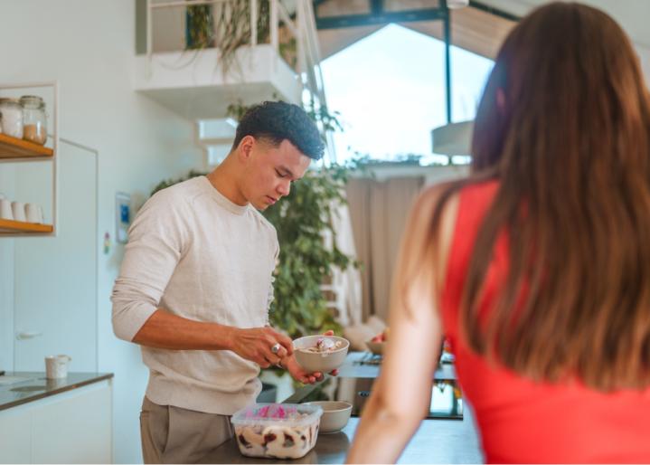 Deux-adolescents-partagent-une-glace-dans-la-cuisine