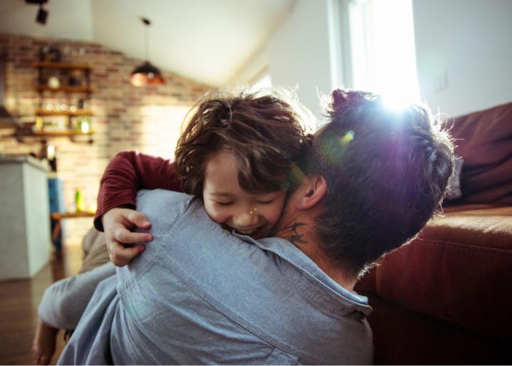 Un-fils-prend-son-père-dans-ses-bras