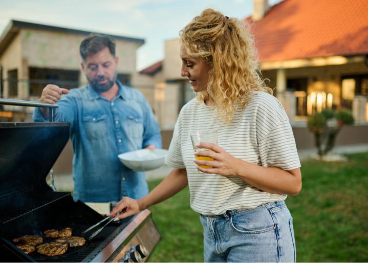 Frau beim Grillieren