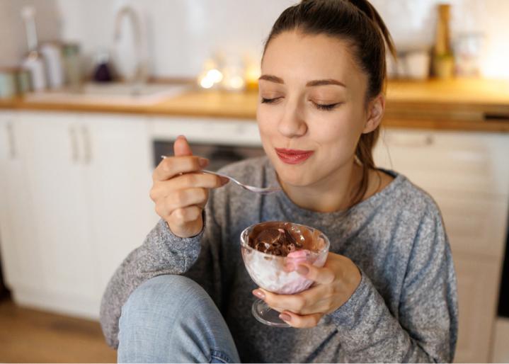Frau geniesst zuhause eine Glace