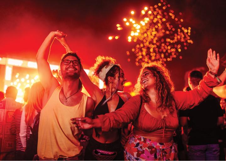 Des amis dansent à un festival