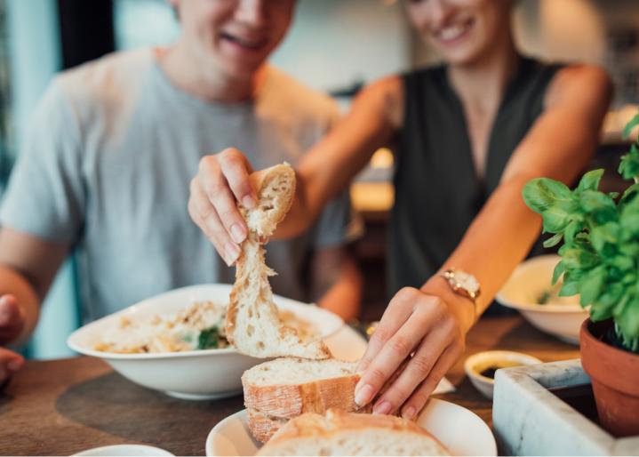 Un couple mange-ensemble