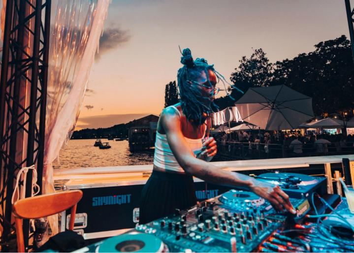 dj-auf- der-nestlé-terrasse