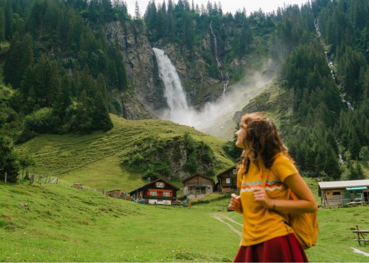 Junge Frau vor einem Wasserfall